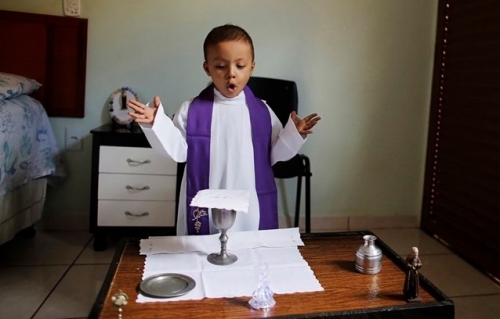 Menino de três anos com câncer sonha em ser padre