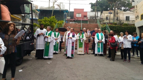Dom Sergio comemora 50 anos com jubilandos em peregrinação do Setor Santana na Porta Santa